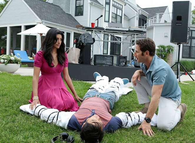 Royal Pains - Electric Youth - Photos - Reshma Shetty, Mark Feuerstein