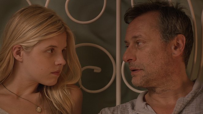The Girl in the Book - Z filmu - Ana Mulvoy-Ten, Michael Nyqvist