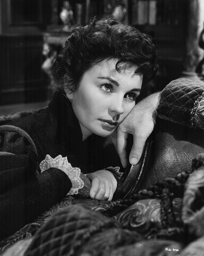 Footsteps in the Fog - Photos - Jean Simmons