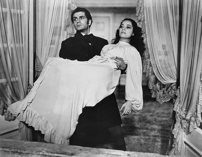 Wuthering Heights - Photos - Laurence Olivier, Merle Oberon