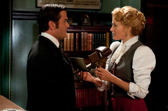 Murdoch Mysteries - Season 5 - Back and to the Left - Photos - Yannick Bisson, Helene Joy