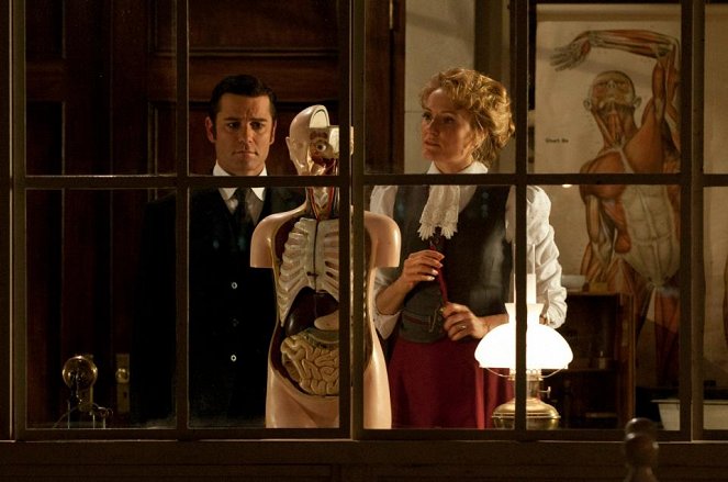 Murdoch Mysteries - Back and to the Left - Filmfotos - Yannick Bisson, Helene Joy