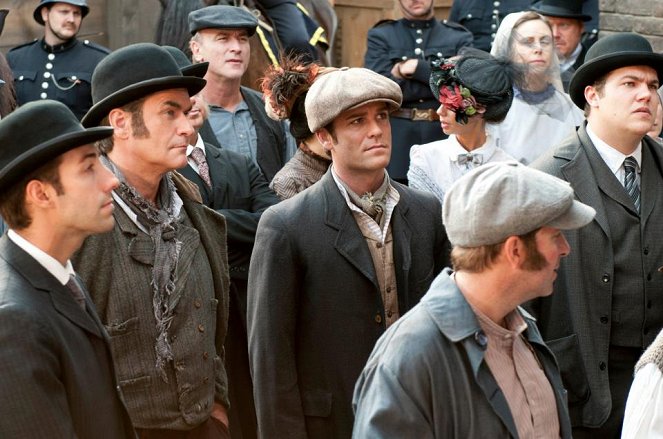 Murdoch Mysteries - Who Killed the Electric Carriage? - Filmfotos - Peter Keleghan, Yannick Bisson