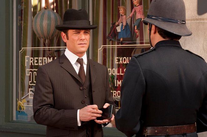 Murdoch Mysteries - Murdoch in Toyland - Photos - Yannick Bisson