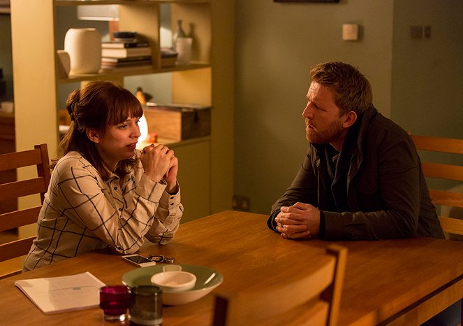 Humans - Episode 5 - De la película - Katherine Parkinson, Tom Goodman-Hill