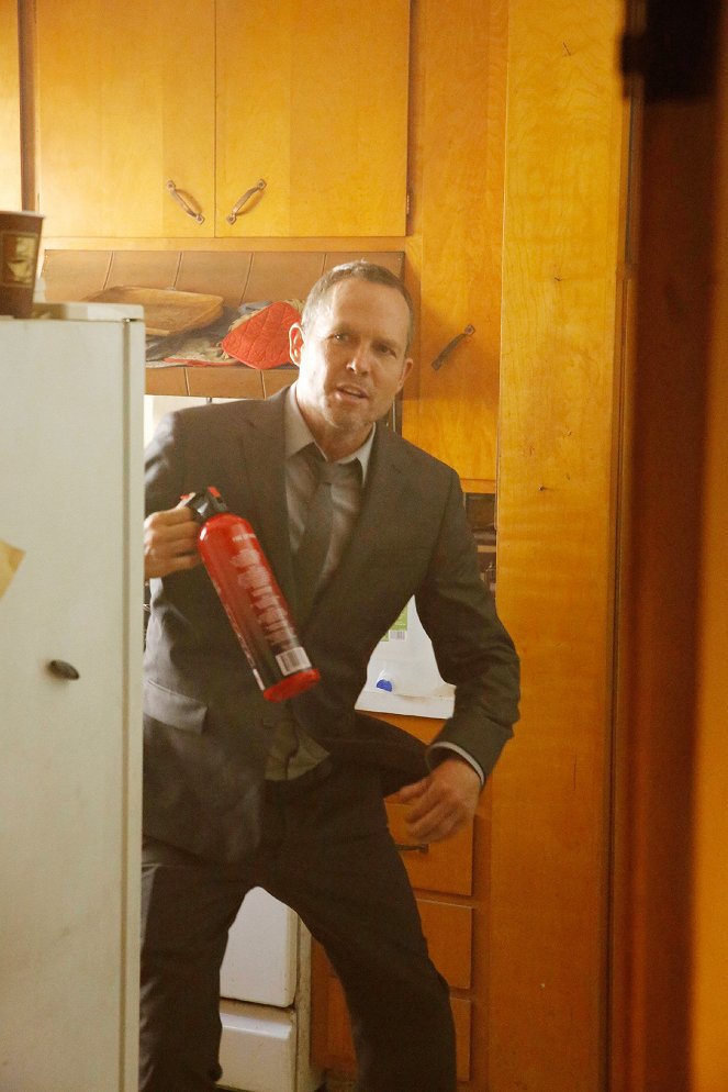 Battle Creek - Old Flames - De la película - Dean Winters