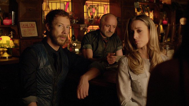 Lost Girl - End of Faes - Photos - Kris Holden-Ried, Richard Howland, Zoie Palmer
