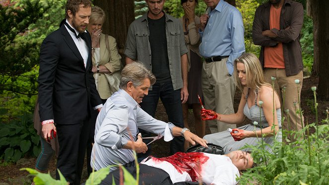 Lost Girl - 44 Minutes to Save the World - Photos - Kris Holden-Ried, Eric Roberts, Zoie Palmer