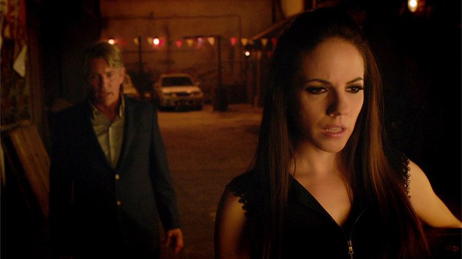 Lost Girl - 44 Minutes to Save the World - Van film - Anna Silk