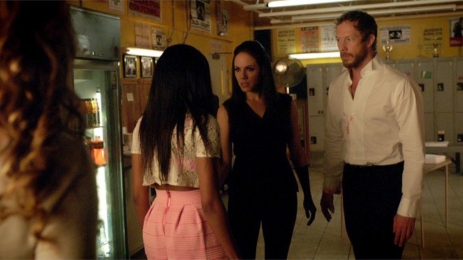 Lost Girl - 44 Minutes to Save the World - Van film - Anna Silk, Kris Holden-Ried
