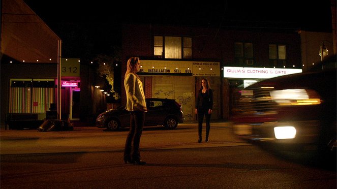 Lost Girl - 44 Minutes to Save the World - Van film