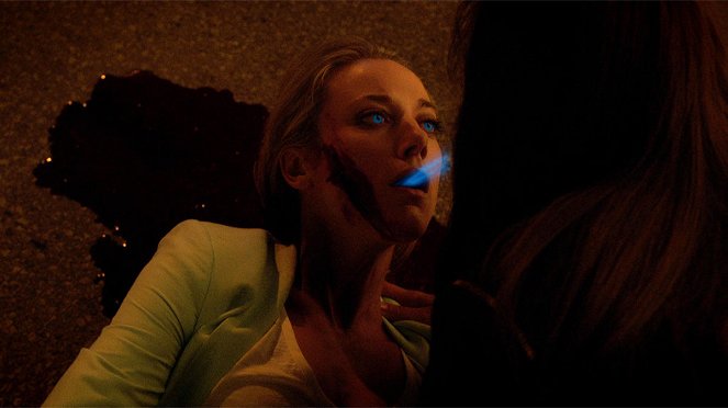 Lost Girl - Season 5 - 44 Minutes to Save the World - Van film - Zoie Palmer
