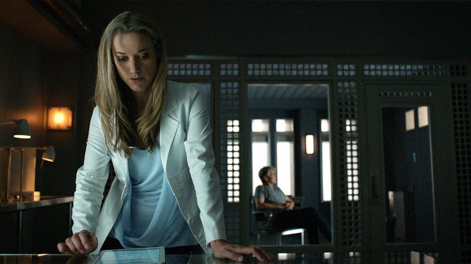 Lost Girl - Season 5 - Like Father, Like Daughter - Photos - Zoie Palmer