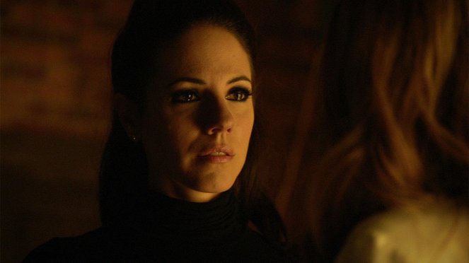 Lost Girl - Like Father, Like Daughter - Photos - Anna Silk