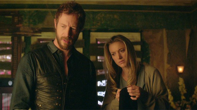 Lost Girl - Follow the Yellow Trick Road - Do filme - Kris Holden-Ried, Zoie Palmer
