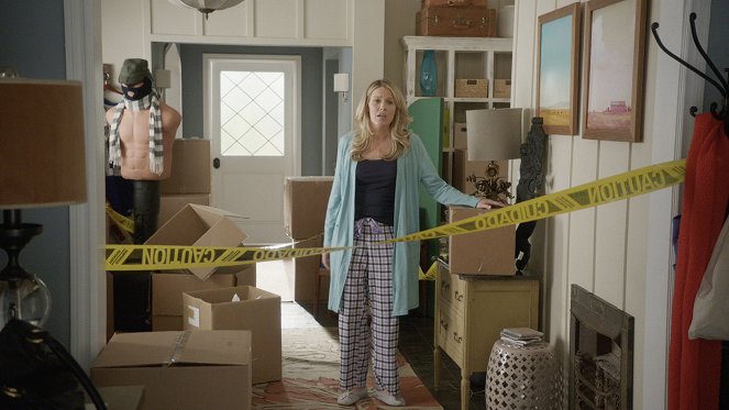 Playing House - Season 1 - Unfinished Business - Van film - Jessica St. Clair