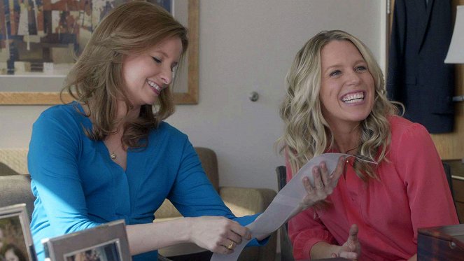 Playing House - 37 Weeks - Filmfotos - Lennon Parham, Jessica St. Clair