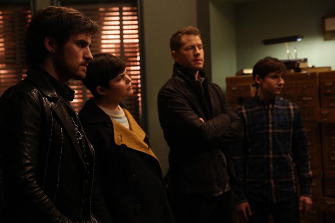 Once Upon a Time - Her Handsome Hero - Photos - Colin O'Donoghue, Ginnifer Goodwin, Josh Dallas, Jared Gilmore