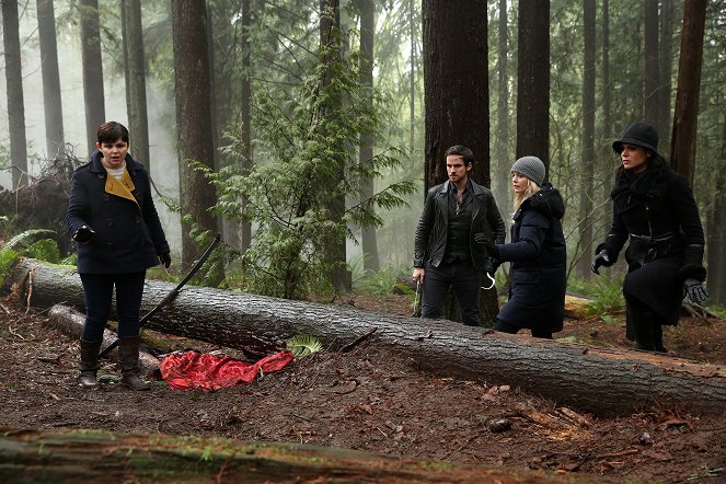 Once Upon a Time - Her Handsome Hero - Photos - Ginnifer Goodwin, Colin O'Donoghue, Jennifer Morrison, Lana Parrilla