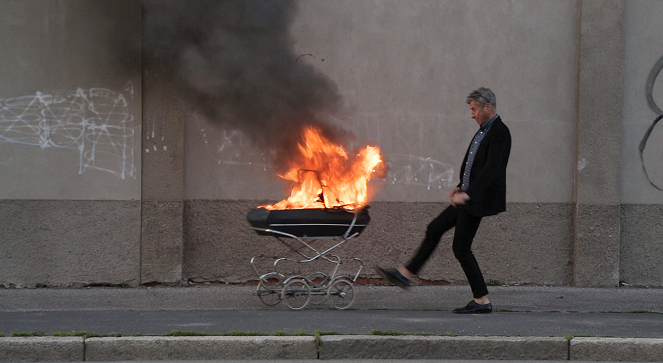 Maurizio Cattelan: Be Right Back - Z filmu