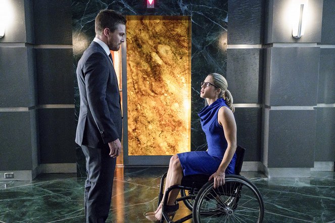 Arrow - Season 4 - Unchained - Photos - Stephen Amell, Emily Bett Rickards
