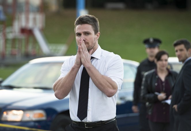 Arrow - Dark Waters - Photos - Stephen Amell