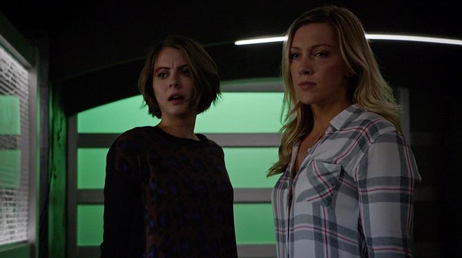 Arrow - Season 4 - Eleven-Fifty-Nine - Photos - Willa Holland, Katie Cassidy