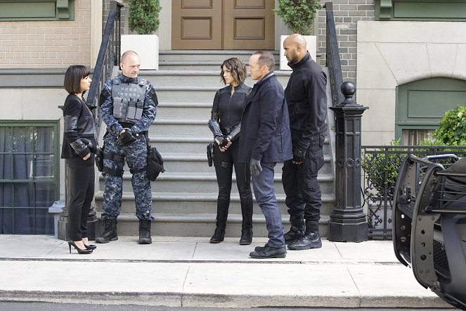 Agents of S.H.I.E.L.D. - Devils You Know - Photos - Chloe Bennet, Clark Gregg