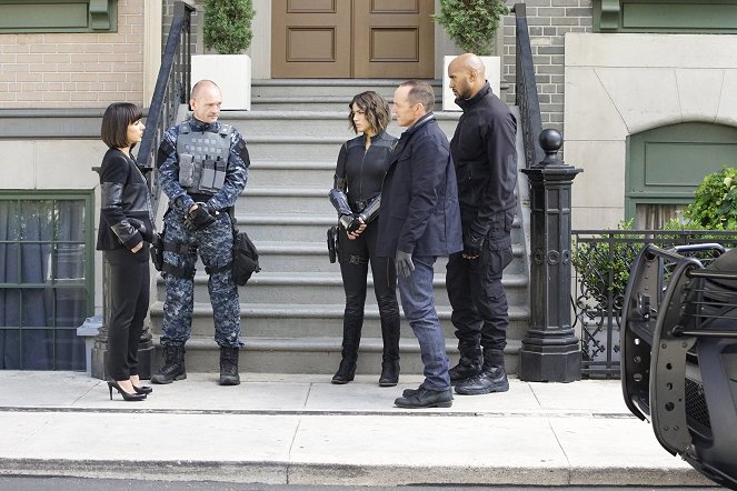 Agents of S.H.I.E.L.D. - Devils You Know - Van film - Chloe Bennet, Clark Gregg