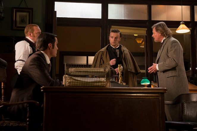 Murdoch Mysteries - Season 6 - A Study in Sherlock - Photos - Thomas Craig, Yannick Bisson, Andrew Gower, Geraint Wyn Davies