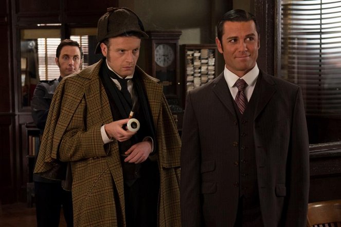 Murdoch Mysteries - Season 6 - A Study in Sherlock - Photos - Jonny Harris, Andrew Gower, Yannick Bisson