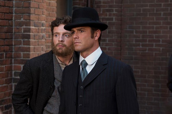 Murdoch Mysteries - Season 6 - A Study in Sherlock - Photos - Andrew Gower, Yannick Bisson