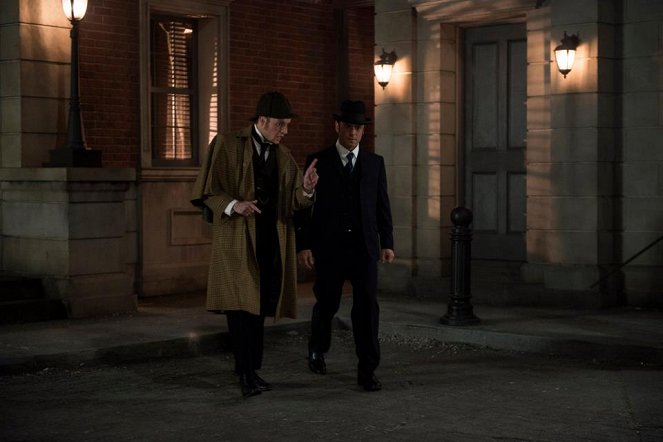 Murdoch Mysteries - Season 6 - A Study in Sherlock - Filmfotos - Andrew Gower, Yannick Bisson