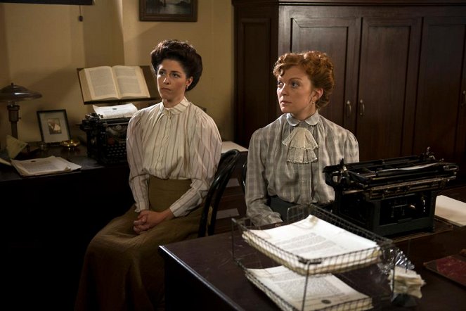 Murdoch Mysteries - Season 6 - The Ghost of Queen's Park - Photos - Emily Coutts