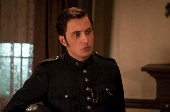 Murdoch Mysteries - Murdoch in Ladies Wear - Photos - Jonny Harris