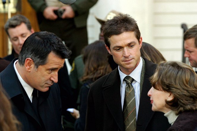 Without a Trace - Maple Street - Photos - Anthony LaPaglia, Eric Close