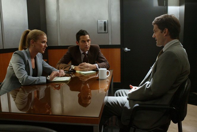 Without a Trace - Season 2 - Coming Home - Photos - Poppy Montgomery, Enrique Murciano