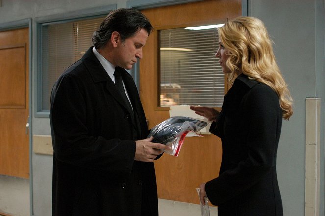Without a Trace - Hawks and Handsaws - Photos - Anthony LaPaglia, Poppy Montgomery