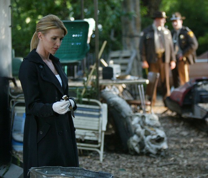 Without a Trace - Season 3 - The Bogie Man - Photos - Poppy Montgomery