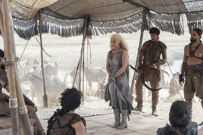 Game Of Thrones - Season 6 - Die Rote Frau - Filmfotos - Emilia Clarke, Chuku Modu, Staz Nair