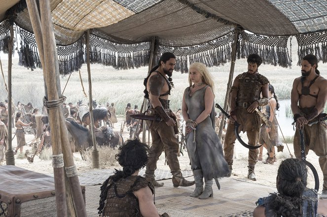 Game Of Thrones - Die Rote Frau - Filmfotos - Joseph Naufahu, Emilia Clarke, Chuku Modu, Staz Nair