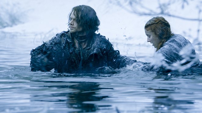 Game of Thrones - Season 6 - The Red Woman - Van film - Alfie Allen, Sophie Turner