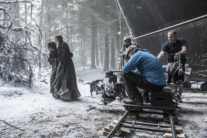 Game of Thrones - Season 6 - The Red Woman - Van de set - Alfie Allen, Sophie Turner