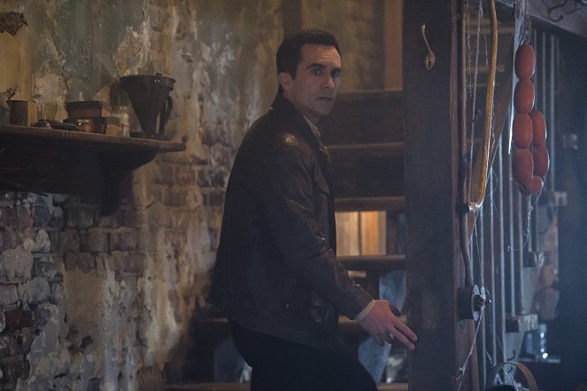 Bates Motel - There's No Place Like Home - Van film - Nestor Carbonell