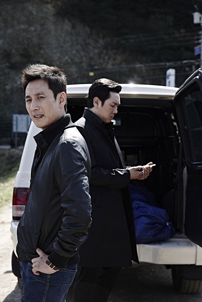 A Hard Day - Photos - Sun-kyun Lee, Jin-woong Cho