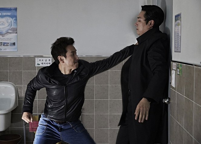 A Hard Day - Photos - Sun-kyun Lee, Jin-woong Cho