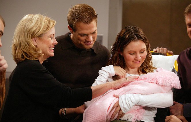 7th Heaven - Season 9 - Paper or Plastic? - Photos - Catherine Hicks, George Stults, Beverley Mitchell