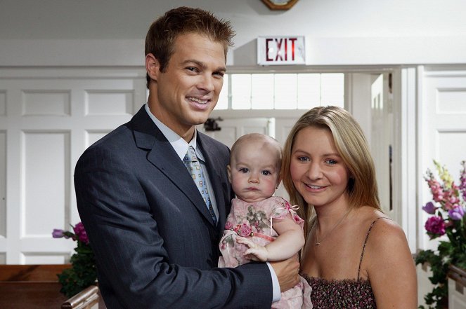 7th Heaven - It's Late - Photos - George Stults, Beverley Mitchell
