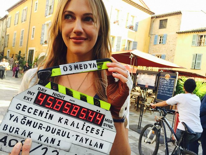 Gecenin Kraliçesi - Van de set - Meryem Uzerli