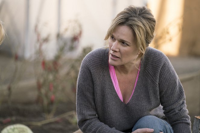 Fear the Walking Dead - We All Fall Down - Photos - Catherine Dent